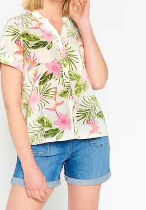 Let let kortærmet skjorte med blomsterdesign, der har pink blomster og grønne blade, knaplukning foran og en afslappet pasform. Bæret sammen med denimshorts.