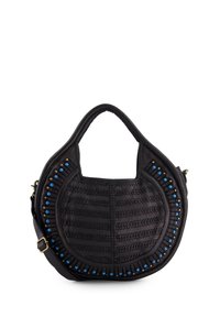 Schwarze Lederhandtasche mit runder Form, ausgestattet mit strukturiertem Stich und blauen Perlenakzenten entlang der Kanten. Kurzer Griff, verstellbarer Schultergurt.