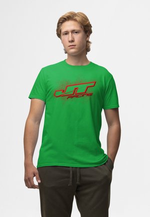 Grøn bomulds t-shirt med rund hals. Har et rødt "JT Racing" logo med en sprøjteeffekt bag teksten. Korte ærmer.