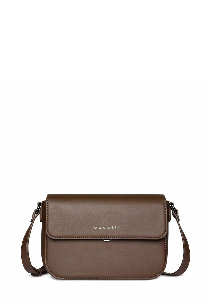 Borsa a tracolla in pelle marrone con chiusura a patta, hardware argentato e tracolla regolabile. Presenta una texture liscia e un dettaglio del logo sulla parte anteriore.