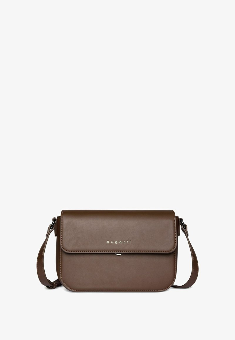 Borsa a tracolla in pelle marrone con chiusura a patta, hardware argentato e tracolla regolabile. Presenta una texture liscia e un dettaglio del logo sulla parte anteriore.