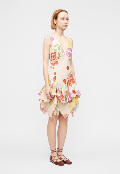 Φλοράλ φόρεμα με κρεμ φόντο, που διαθέτει πολύχρωμα σχέδια, βαθύ V-ντεκολτέ και στρώσεις με βολάν στο τελείωμα. Συνδυάζεται με καφέ επίπεδα παπούτσια.