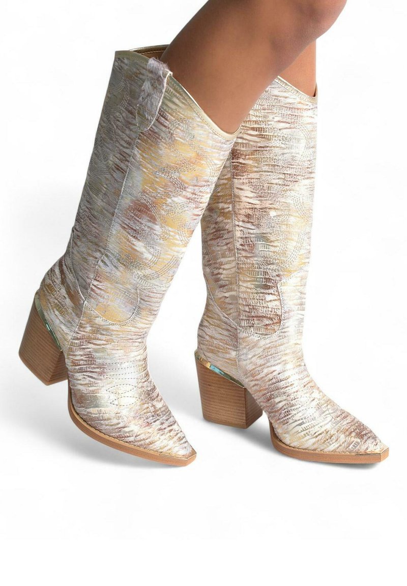 Botas de vaquero hasta la rodilla con un patrón texturizado metálico multicolor, puntera afilada, tacón de madera apilada y detalles de costura sutiles.