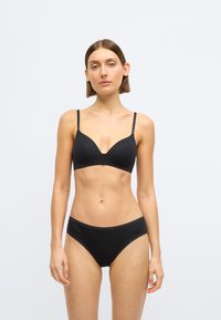 Soutien-gorge sans fil noir avec un décolleté en V, une texture lisse et des bretelles fines réglables ; assorti à un slip bikini noir orné de dentelle.