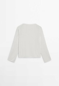 Haut tricoté à manches longues gris clair, avec un design court, un col rond et une texture côtelée sur le tissu.