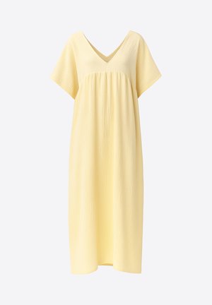 Żółta sukienka długości do kolan z krótkimi rękawami i dekoltem w serek. Wykonana z teksturowanej tkaniny z delikatnymi pionowymi liniami. Zebrana talia.