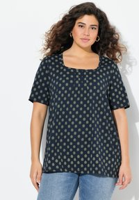 Ulla Popken ALLOVER PRINTED SHORT SLEEVE SQUARE NECK TEE - T-shirt con stampa - marine