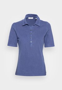 Polo de manga corta en azul sólido, hecho de una tela texturizada, con tapeta de botones y un cuello clásico.