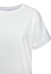 Weißes Baumwoll-T-Shirt mit rundem Hals, kurzen umgeschlagenen Ärmeln und einer weichen Textur, das Einfachheit und Komfort im Design betont.