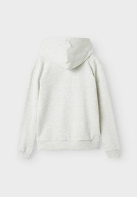 Haut à capuche gris clair avec une texture douce, des manches longues et une capuche, doté d'une taille et de poignets côtelés pour plus de confort.