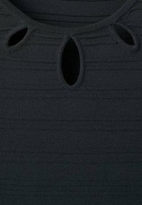 Schwarzes, strukturiertes Oberteil mit horizontalen Streifen und einem Schlüsselloch-Design am Ausschnitt. Texturierter Stoff mit glatter Oberfläche.