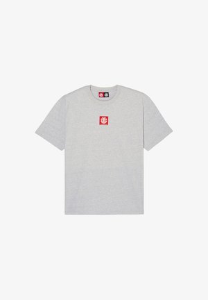 Grå bomulds t-shirt, rund hals, korte ærmer. Har en lille rød logo på brystet. Tekstureret stof med en glat finish.