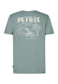 Lichtblauw katoenen t-shirt met een witte grafische print van palmbomen, golven en een surfer op een motor; ronde hals, korte mouwen.
