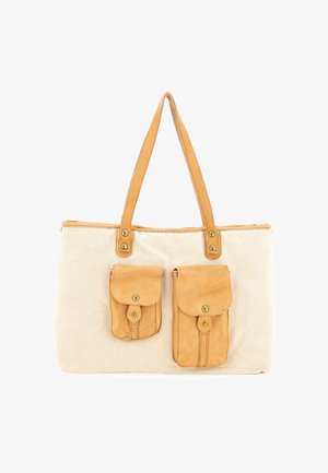 Borsa a spalla in tela color crema con dettagli in pelle beige chiaro. Presenta due tasche frontali con chiusura a bottone e spallacci rinforzati.