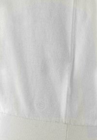 Weißes Sweatshirt mit einer strukturierten Strickoberfläche, ausgestattet mit gerippten Bündchen und einem Logodetail am unteren Saum. Schlichtes Design, ohne Muster.