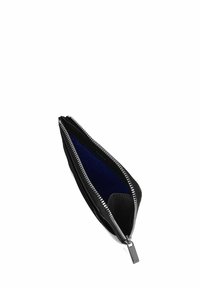 Custodia in pelle nera con zip argentata. L'interno presenta una fodera in tessuto blu. Design snello ed elongato con forme minimaliste.