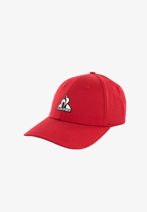 Gorra de béisbol roja fabricada en tela, con una corona estructurada, visera curvada y un logotipo bordado en la parte frontal.