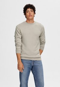 Selected Homme - SLHEMANUEL CREW NECK NOOS - Collegepaita - pure cashmere Pienoiskuva 1