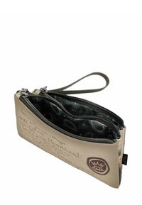 Bolsa con cremallera de color beige con un exterior suave, que presenta texto manuscrito y un interior de patrón oscuro. Incluye una correa de muñeca desmontable.