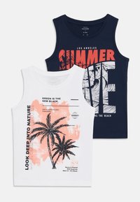 Due canotte senza maniche: una blu navy con la scritta "LOS ANGELES SUMMER" in rosso e bianco, e una bianca con una grafica di palma e testo nero.