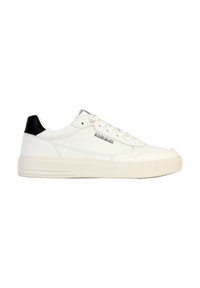 Sneaker bianco in pelle con finitura testurizzata, dettaglio nero sul tallone, punta rotonda e suola piatta in gomma. Presenta un logo argentato sul lato.