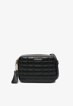 Schwarze, gesteppte Leder-Crossbody-Tasche mit goldfarbenen Beschlägen, präsentiert mit einem Reißverschlussverschluss und einem Quastenakzent. Verstellbarer Tragegurt angebracht.