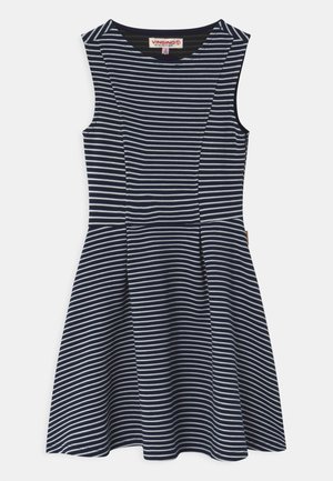 Vestido sin mangas azul marino con rayas horizontales blancas, cuerpo ajustado, falda acampanada y textura de tela suave. Etiqueta visible en el escote.