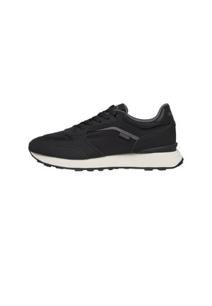 Czarny niski sneaker z białą podeszwą, wiązany z przodu na sznurówki, z subtelnym logo na boku i pięcie, przedstawiony z profilu na białym tle.