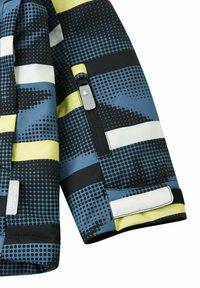 Wasserdichte Jacke mit einem Muster aus blauen, schwarzen und gelben Streifen. Strukturiertes Gewebe mit Punkten, ausgestattet mit einer Reißverschlusstasche und einem Klettverschluss.