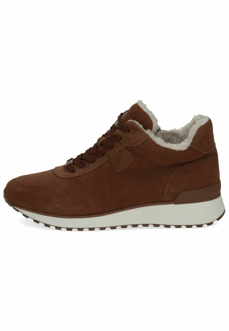 Sneaker in suede marrone con fodera in sintetico bianco, design con lacci, collo imbottito, suola in gomma testurizzata e dettagli di cucitura minimalisti.