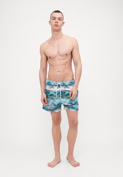 Shorts de bain en tissu léger, avec un motif de vagues multicolores dans des teintes de bleu-vert, dotés d'une taille élastique et d'un cordon de serrage.