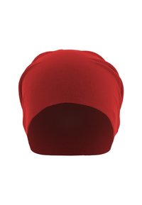 Piros, rugalmas anyagú sapka sima textúrával, látható logók vagy minták nélkül, fehér háttér előtt bemutatva.