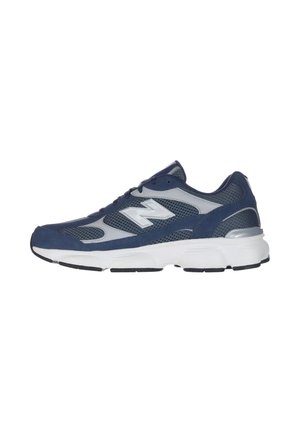 Sneaker sportiva in mesh blu navy e grigio con suola bianca e nera e logo bianco "N" sul lato, vista dal lato esterno.