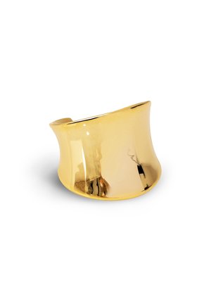 Large bracelet manchette en or lisse et poli avec un design légèrement incurvé et ouvert à une extrémité sur fond blanc.
