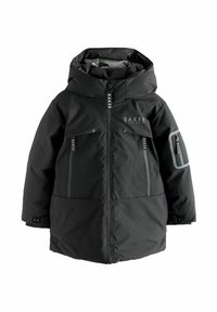 Schwarze isolierte Jacke mit Kapuze, ausgestattet mit Reißverschlusstaschen, verstärkten Nähten und Markenakzenten in Grau. Weicher, wasserabweisender Stoff.