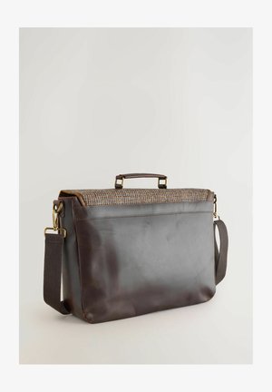 Pruun nahast kott mustrilise ülaosaga. Varustatud sangaga, eemaldatava rihma ja metallist detailidega. Sile tekstuur.