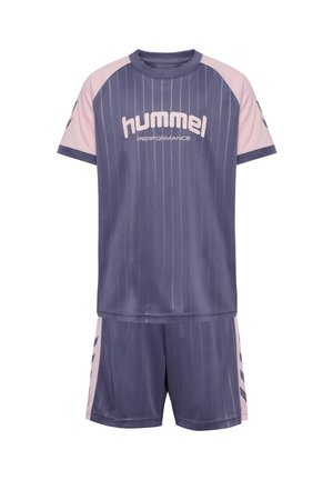 Sportbekleidungsset in Dunkellila mit hellpinken Akzenten. Kurzärmliges Shirt mit vertikalen Streifen und Logo. Passende Shorts mit seitlichen Streifen.