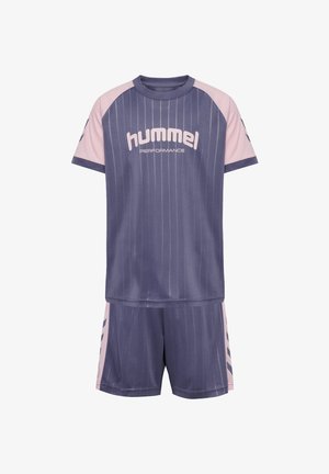 Sportbekleidungsset in Dunkellila mit hellpinken Akzenten. Kurzärmliges Shirt mit vertikalen Streifen und Logo. Passende Shorts mit seitlichen Streifen.