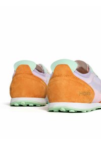 Multicolore sportieve schoenen met een lavendelkleurig mesh bovenstuk, tan suède accenten en mintgroene details op de hak en zool.