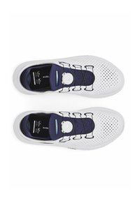 Scarpe sportive bianche con tomaia perforata, dettagli in navy e un sistema di allacciatura rapida con un dial rotondo. Soletta imbottita visibile all'interno.