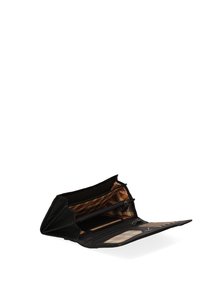 Zwarte leren portefeuille met meerdere kaartsleuven, ritscompartimenten en een gemusterd interieur. Compact ontwerp met een platte vorm.