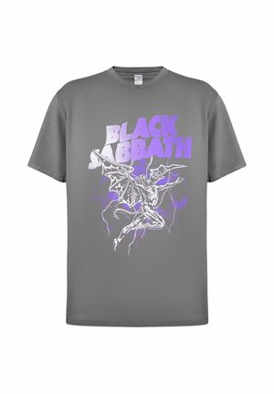 Grijs T-shirt met paarse "BLACK SABBATH" tekst en een wit gevleugeld demonfiguur omringd door paarse bliksem aan de voorkant.