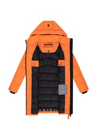 Chaqueta de invierno naranja con interior acolchado negro, capucha y etiqueta de la marca Marikoo visible en el interior.