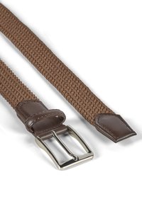 Cinturón de tela trenzada marrón con hebilla metálica plateada y acentos de cuero marrón en ambos extremos. Presenta una textura plana trenzada.