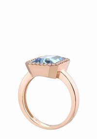 Prsten od ružičastog zlata s velikim pravokutnim svijetloplavim dragim kamenom okruženim malim prozirnim kamenčićima, s glatkom, poliranom trakom.