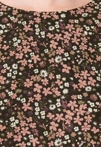 Tissu à motifs floraux avec des fleurs roses, blanches et vertes sur un fond sombre. Présente différentes formes de fleurs avec des détails délicats.