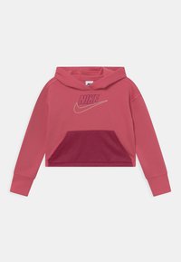 Beskurad rosa hoodie med en vinröd ficka, prydd med en broderad Nike-logga och ett strukturerat mönster på fickan. Mjuk tyg och långa ärmar.