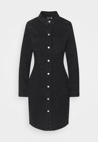 Černé džínové šaty košilového střihu s dlouhými rukávy, knoflíkovou přední částí, dvěma náprsními kapsami, přizpůsobeným střihem a špičatým límcem. Hladká textura.