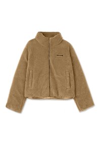 Giacca in pile marrone con zip e colletto alto, due tasche frontali e dettaglio del logo. Texture morbida e design corto.