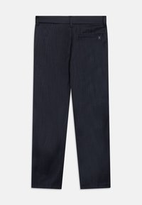 Pantaloni navy scuri con una trama testurizzata, design a gamba dritta, passanti per cintura e una tasca posteriore singola con un piccolo tag con logo.